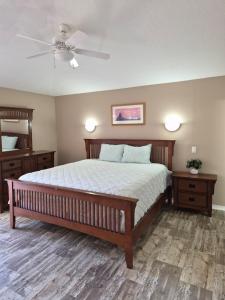 een slaapkamer met een bed en een plafondventilator bij The Launch Pad in Titusville +18 foto's