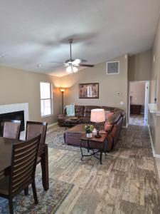 een woonkamer met een bank en een tafel bij The Launch Pad in Titusville