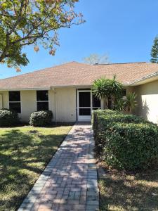 een huis met een stenen loopbrug ervoor bij The Launch Pad in Titusville