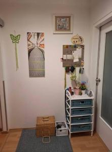 una habitación con una pared blanca y un estante con objetos en Patrikapartman2, en Viena 1 foto más