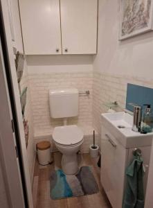 Un baño pequeño con inodoro y lavabo. en Patrikapartman2, en Viena