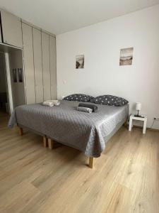 une chambre avec un lit et un parquet dans l'établissement revLIVING Apartment Octavus Hohenwarth 3 Schlafzimmer, à Hohenwarth