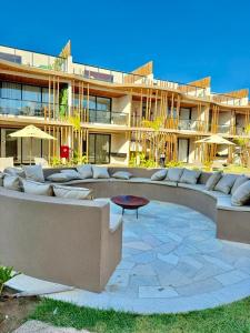 ein Gebäude mit einer Couch und einem Tisch davor in der Unterkunft Tatuamunha - River03 - Vila Boutique Naay in Tatuamunha