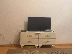 TV a/nebo společenská místnost v ubytování Modern & Cozy Shared Apartment