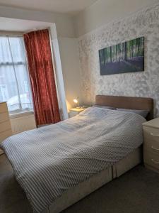 ein Schlafzimmer mit einem Bett und einem Fenster in der Unterkunft Kettering Town Vacations Free WiFi & Long stay with Shared Bathroom, lounge & kitchen with Double & Single rooms in Kettering + 63 Fotos