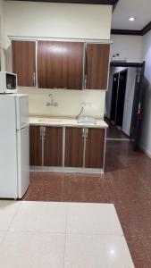 Η κουζίνα ή μικρή κουζίνα στο شقق روز1 للشقق المخدومة