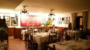 a dining room with tables with white tablecloths at Hostal El Panadero in Sepúlveda