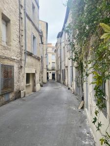 eine leere Straße zwischen Gebäuden in der Unterkunft Le petit Corum - HH - Centre historique in Montpellier
