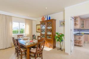 A kitchen or kitchenette at Sa Caleta