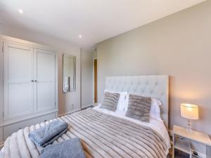 En eller flere senge i et værelse på Water's Edge Holiday Home