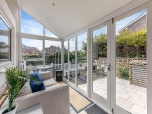 En balkon eller terrasse på Water's Edge Holiday Home