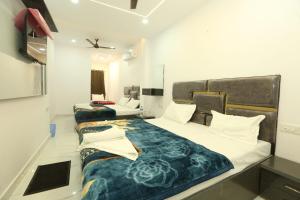 Habitación de hotel con 2 camas y azeb sidx sidx sidx sidx sidx sidx sidx sidx sidx sidx en Aditya Home Stay, en Amritsar 6 fotos más