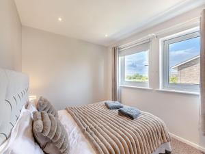 En eller flere senge i et værelse på Water's Edge Holiday Home + 11 billeder