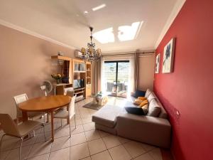 梅利哈Beach Apartment - Classic room with Terrace的客厅里有一张沙发和一张桌子。