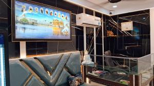 Un televisor de pantalla plana colgado en una pared en Aditya Home Stay, en Amritsar