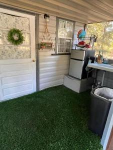 Η κουζίνα ή μικρή κουζίνα στο Neals Nest Cozy Cabin