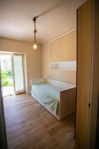 RubianaCorte Girodo - Appartamento Viola的一间带床的卧室，位于一间有窗户的房间里