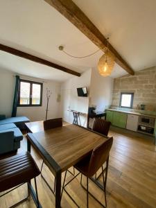 ein Wohnzimmer mit einem Holztisch und Stühlen in der Unterkunft Le petit Corum - HH - Centre historique in Montpellier