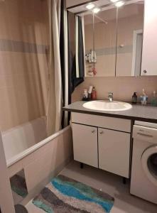 Un baño con lavabo, inodoro y ducha. en Patrikapartman2, en Viena