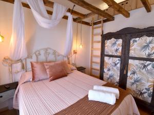 a bedroom with a bed with two towels on it at Aquí me quedo Catedral in Burgos