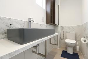 ein Badezimmer mit Waschbecken und Toilette in der Unterkunft Flexistay Studio at Watford in Watford