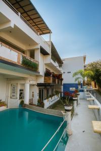 un apartamento con piscina en un edificio en Hotel Casa Maximiliano, en Tepoztlán