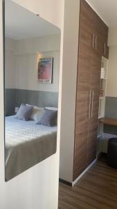 Spiegelreflexion eines Bettes in einem Schlafzimmer in der Unterkunft Studio Coral en la mejor Zona de Cochabamba in Cochabamba