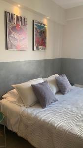 ein Bett in einem Zimmer mit drei Himmelbetten an der Wand in der Unterkunft Studio Coral en la mejor Zona de Cochabamba in Cochabamba