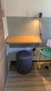 ein Schreibtisch mit einem blauen Hocker unter dem Schreibtisch in der Unterkunft Studio Coral en la mejor Zona de Cochabamba in Cochabamba + 12 Fotos