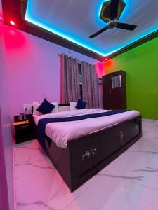 Una cama o camas en una habitación de Hotel Aryaa kulam Palace