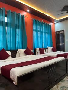 Una cama o camas en una habitación de Hotel Aryaa kulam Palace