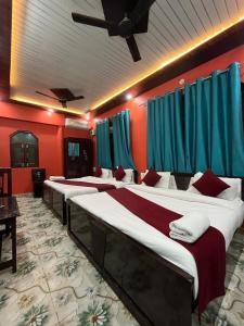 Una cama o camas en una habitación de Hotel Aryaa kulam Palace