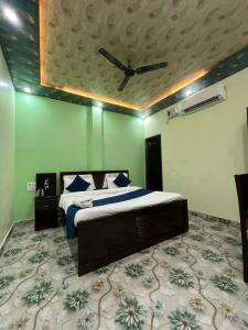 una camera con letto e soffitto di Hotel Aryaa kulam Palace- Free Breakfast a Ayodhya Altre 42 foto