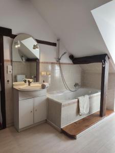 Koupelna v ubytování Havre de paie en Sologne avec piscine