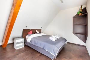 une chambre avec un lit dans un grenier dans l'établissement Appartement agréable proche Colmar, à Andolsheim