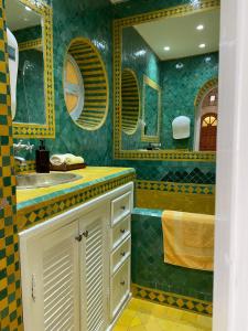 ein Badezimmer mit Waschbecken und Spiegel in der Unterkunft Maison beldi Essaouira in Rabat