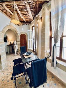 ein Esszimmer mit Tisch und Stühlen in der Unterkunft Maison beldi Essaouira in Rabat