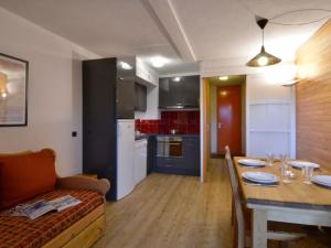 Kuchyň nebo kuchyňský kout v ubytování Appartement confortable 3 pièces 7 pers avec balcon près des pistes - FR-1-181-2029