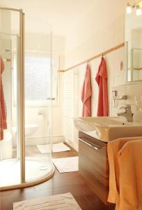 ein Badezimmer mit Badewanne, Waschbecken und Dusche in der Unterkunft Komfortable Ferienwohnung in Bockhorn mit Großem Balkon - b48718 in Walsrode