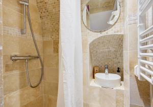 a bathroom with a sink and a shower at Maison semi-troglodyte entre Loire et châteaux in Rochecorbon