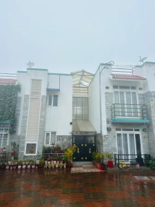 a building in the rain with at Casa eka in Ooty