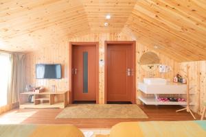 Televiisor ja/või meelelahutuskeskus majutusasutuses 上海落云间酒店