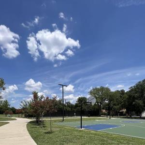 un par de pistas de tenis en un parque en 1 DT Dallas l FIFA WORLD CUP READY l 5 Min from Love Field, en Dallas
