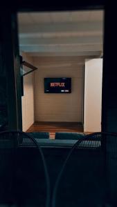 une salle d'attente avec une pancarte qui dit métisme dans l'établissement Cabana em Araras, à Petrópolis