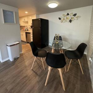 Un comedor con una mesa de cristal y sillas negras. en 1 DT Dallas l FIFA WORLD CUP READY l 5 Min from Love Field, en Dallas