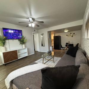 Una sala de estar con un sofá y un ventilador de techo. en 1 DT Dallas l FIFA WORLD CUP READY l 5 Min from Love Field, en Dallas