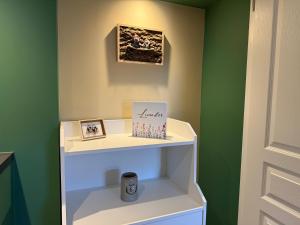 une pièce avec une étagère sur laquelle se trouve un ordinateur portable dans l'établissement S'Nekel Hisel - Gîte à Offwiller, 