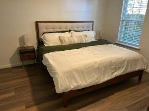 Кровать или кровати в номере Downtown 3 BR, 2 BA newly renovated home close to Castle St