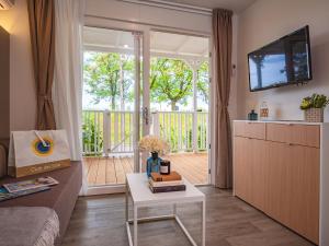 Televiisor ja/või meelelahutuskeskus majutusasutuses Club del Sole Viareggio Family Collection