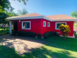 una casa roja con un rojo en Nice villa near the beach, en Cabarete
